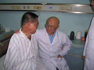 盛志勇院士與病人交談