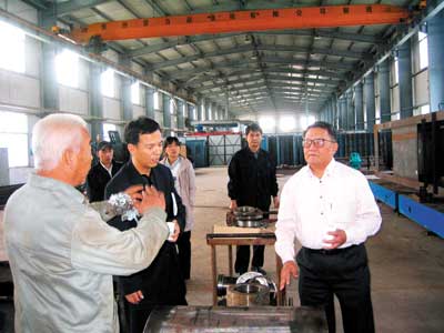 討論長環(huán)型齒條抽油機的試制（右一為顧心懌）