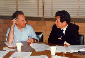 與國際地震工程學(xué)會主席、國立墨西哥大學(xué)埃斯特瓦教授（左）討論